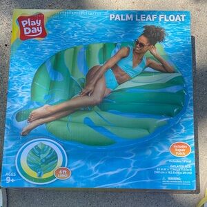 Play Day Palm Leaf Float